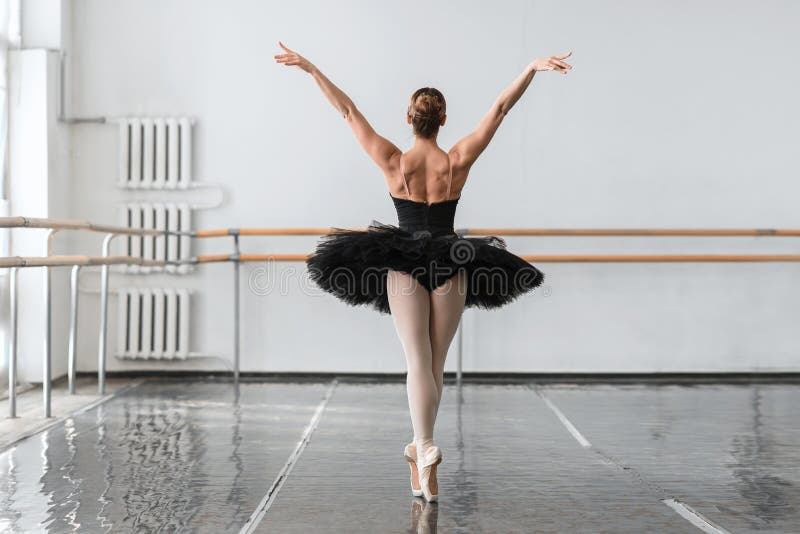 Ballo grazioso della ballerina nella classe di balletto