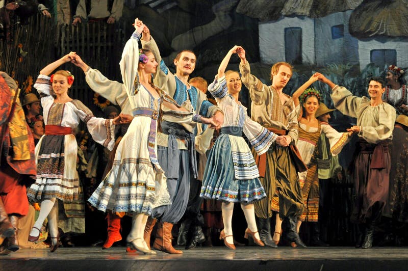 Ballo tradizionale nell'opera nazionale Viy, Odessa, Ucraina del theeme immagine stock Ballo tradizionale nell'opera nazionale Viy, Odessa, Ucraina del theeme immagine stock