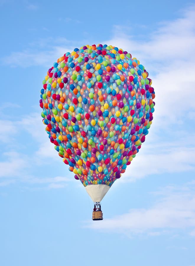 Ballon à Air Chaud Flottant Dans La Vue Nuageuse De Ciel Bleu Ciel