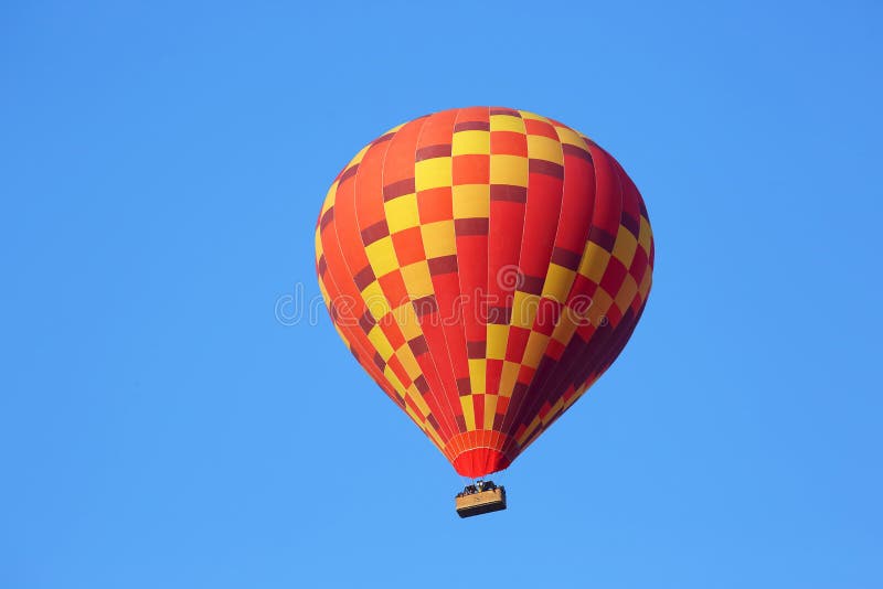 https://thumbs.dreamstime.com/b/ballon-color%C3%A9-avec-des-personnes-volant-dans-le-ciel-cappadocia-119526327.jpg