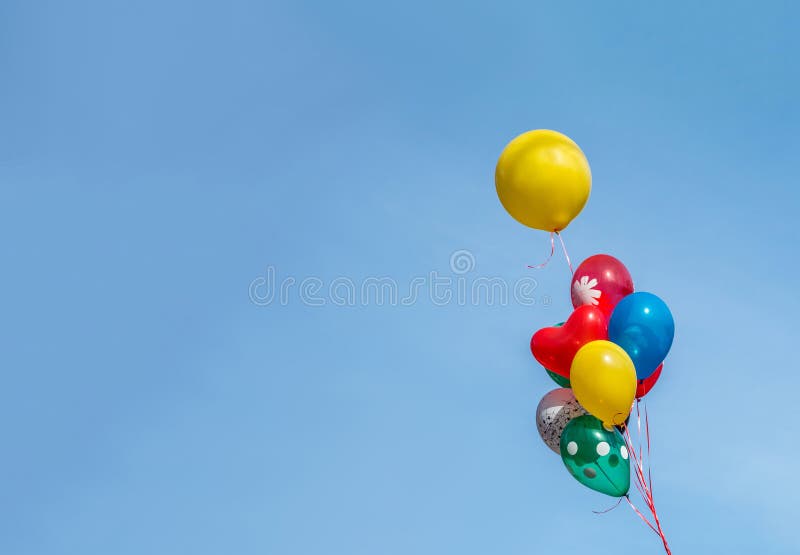 Ballon Coloré Flottant Dans Le Plein Vol Contre Un Ciel Bleu