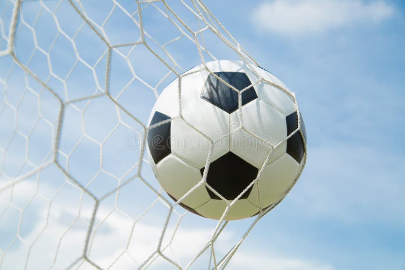 Download Ballon De Football Dans Le But Après Shooted Image stock - Image du rayure, divertissement: 45363563