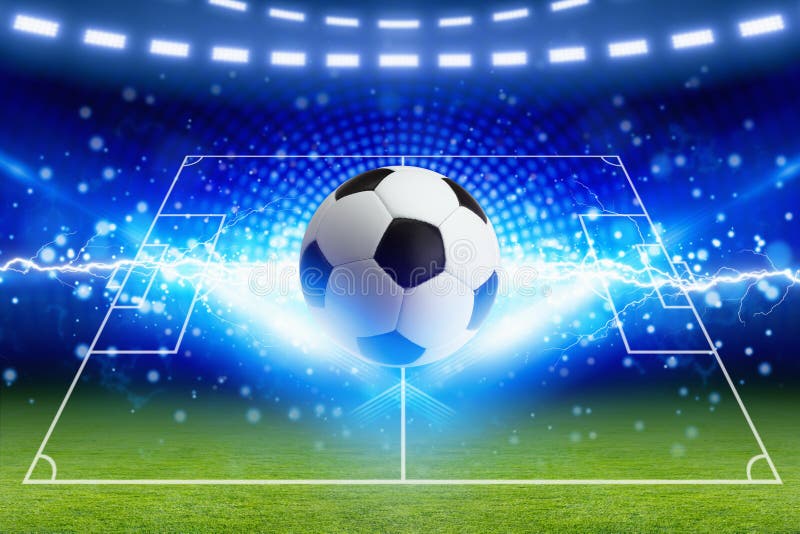 Ballon de football, foudre bleue lumineuse, terrain de football vert avec de la La illustration stock