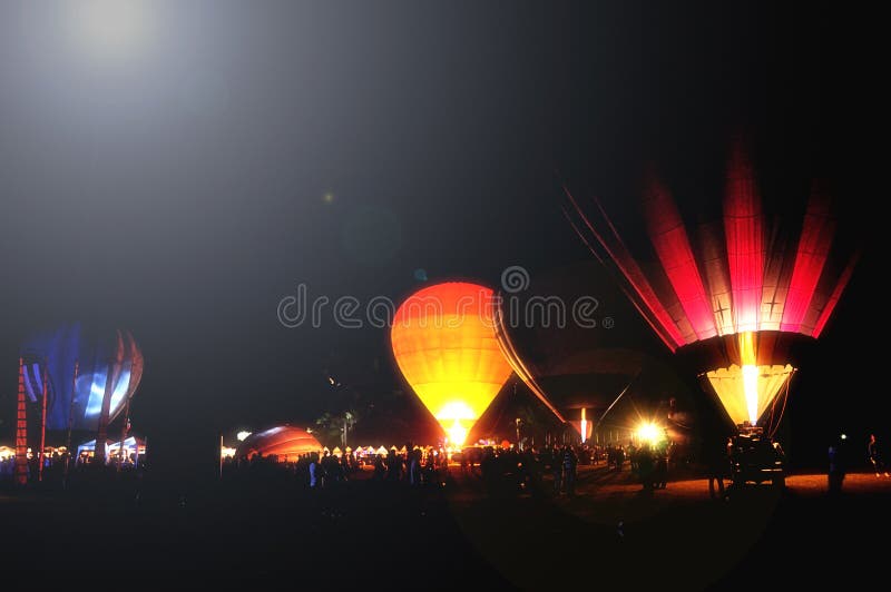 Le Jeu De Ballon D'air De La Nuit Darde Le Simple Fond Plat Coloré Photo  stock - Image du activité, foncé: 135625570