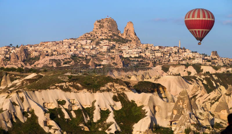 Ballon die dichtbij het Uchisar-Kasteel in Cappadocia, Turkije vliegen stock fotografie Ballon die dichtbij het Uchisar-Kasteel in Cappadocia, Turkije vliegen stock fotografie