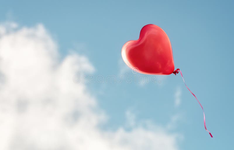 Ballon En Forme De Coeur Rouge Avec Le Chemin Photo stock - Image du  heureux, objet: 29250190