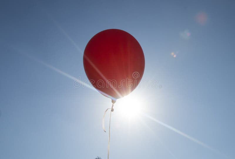 Ballon Rouge Et Fond Bleu Ciel Avec Soleil Photo stock - Image du  intuition, sensation: 218016740
