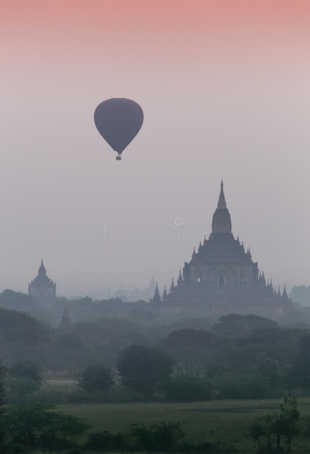 Ballon à air chaud au-dessus de plaine de Bagan dans le matin brumeux, Myanmar photographie stock libre de droits Ballon à air chaud au-dessus de plaine de Bagan dans le matin brumeux, Myanmar photographie stock libre de droits