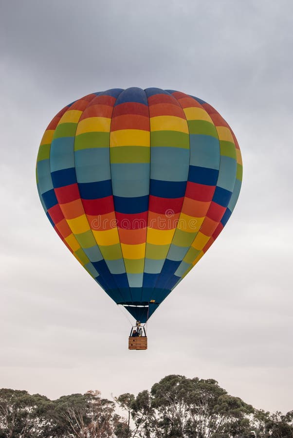 Ballon à air chaud coloré sur fond de ciel bleu image stock Ballon à air chaud coloré sur fond de ciel bleu image stock