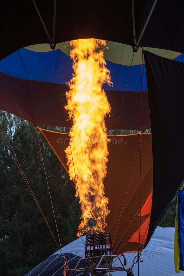 Ballon à air chaud remplissant flamme avec le brûleur photo stock Ballon à air chaud remplissant flamme avec le brûleur photo stock