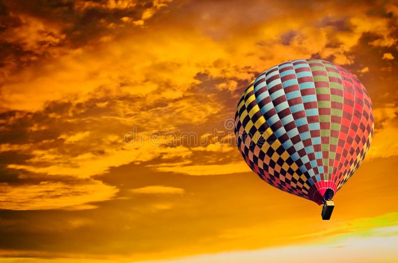 Ballon à air chaud sur le coucher du soleil photos stock Ballon à air chaud sur le coucher du soleil photos stock