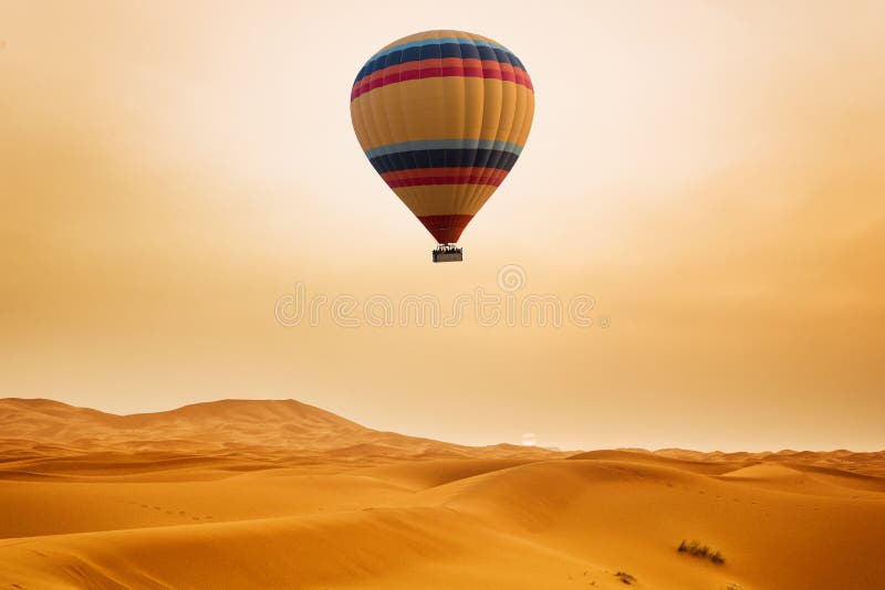 Ballong för deert och varmluft Liggande vid Sunrise royaltyfria foton Ballong för deert och varmluft Liggande vid Sunrise royaltyfria foton