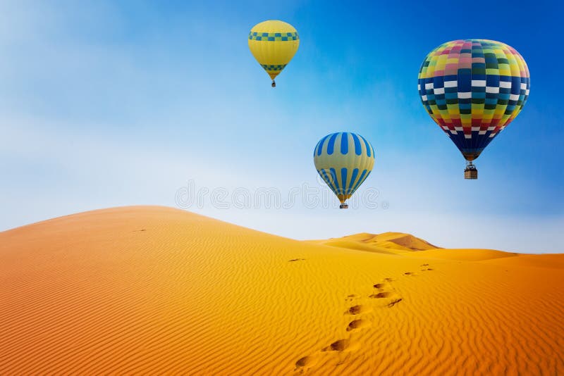 Ballong för deert och varmluft Liggande vid Sunrise arkivbild Ballong för deert och varmluft Liggande vid Sunrise arkivbild