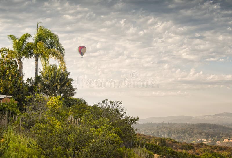 Ballong för varm luft i flykten, San Diego, Kalifornien royaltyfri bild Ballong för varm luft i flykten, San Diego, Kalifornien royaltyfri bild