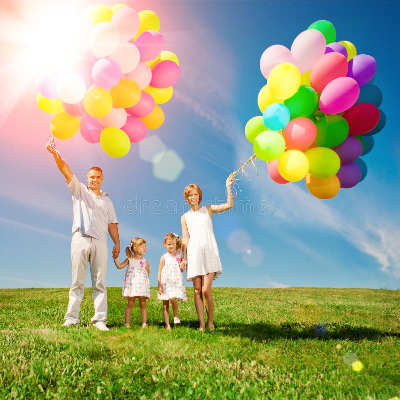 Ballonger för födelsedagen mot bakgrunden av himlen och arkivfoton Ballonger för födelsedagen mot bakgrunden av himlen och arkivfoton