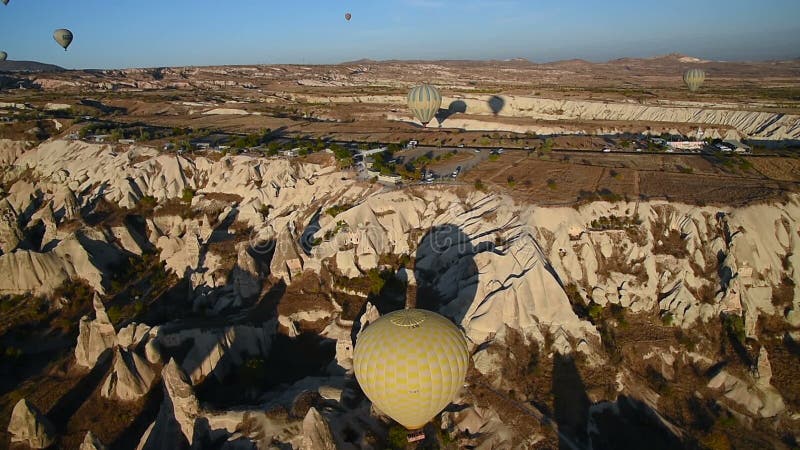 Ballonger för varm luft som flyger över dalen i morgonen cappadocia kalkon