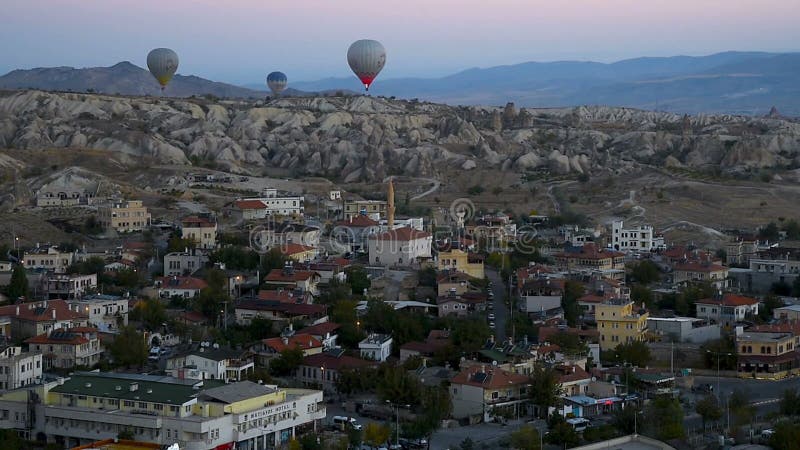 Ballonger för varm luft som flyger över Goreme på soluppgång cappadocia kalkon