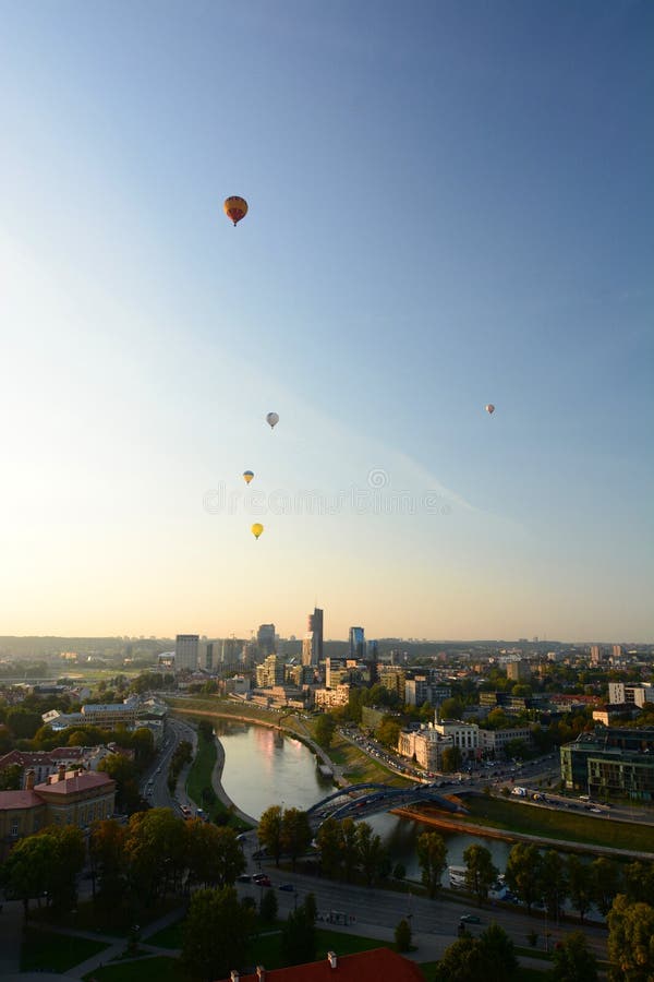 Ballonger för varm luft som flyger över staden vilnius lithuania royaltyfri fotografi Ballonger för varm luft som flyger över staden vilnius lithuania royaltyfri fotografi