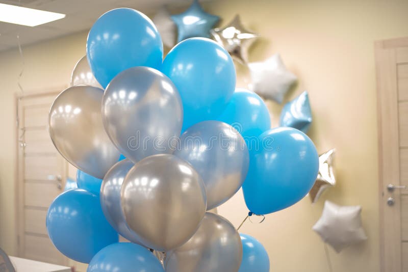 Ballons bleus et blancs dans le bureau Concept de Celebraty Backgound photo stock Ballons bleus et blancs dans le bureau Concept de Celebraty Backgound photo stock