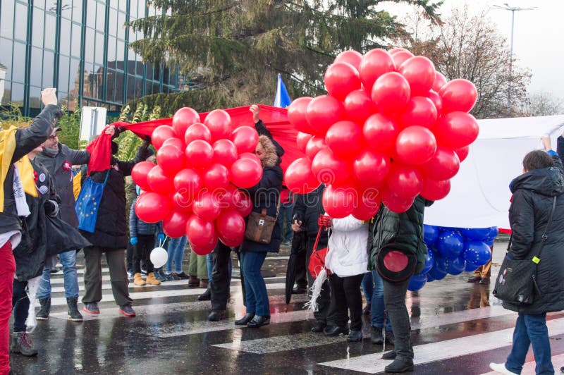 Ballons rouges dans la foule au Jour de la Déclaration d'Indépendance national à Danzig en Pologne Célèbre quatre-vingt-dix-neuvi images stock Ballons rouges dans la foule au Jour de la Déclaration d'Indépendance national à Danzig en Pologne Célèbre quatre-vingt-dix-neuvi images stock