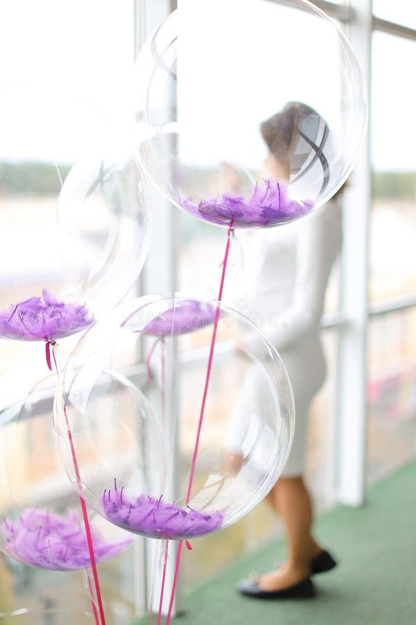 Ballons violets d'hélium transparent et femme enceinte à l'arrière-plan trouble photos libres de droits Ballons violets d'hélium transparent et femme enceinte à l'arrière-plan trouble photos libres de droits