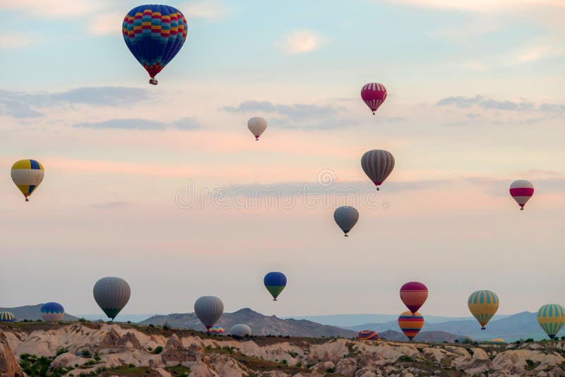 Ballons à air chauds au lever de soleil volant au-dessus de Cappadocia, Goreme, Turquie image libre de droits Ballons à air chauds au lever de soleil volant au-dessus de Cappadocia, Goreme, Turquie image libre de droits