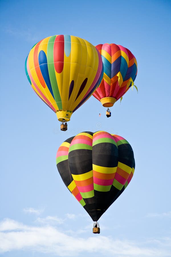 Tri farebné balóny vystúpiť na oblohe nad Colorado Springs Balón Classic.