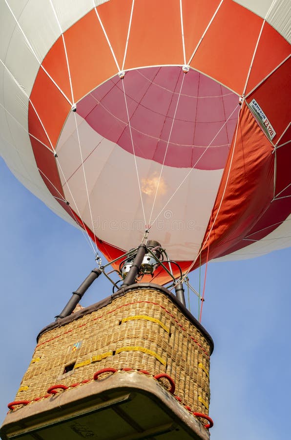 Ballooning op een Bulgaarse mistige ochtend stock afbeelding Ballooning op een Bulgaarse mistige ochtend stock afbeelding