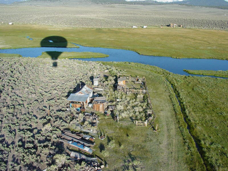 Download Ballooning μαμούθ σπιτιών πέρα από το αγρόκτημα Στοκ Εικόνες - εικόνα από αγρόκτημα, ταξίδι: 78966