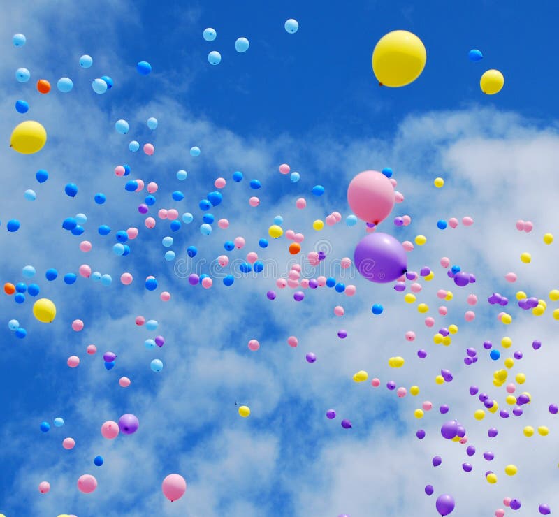 Palloncini nel cielo blu, volando via.