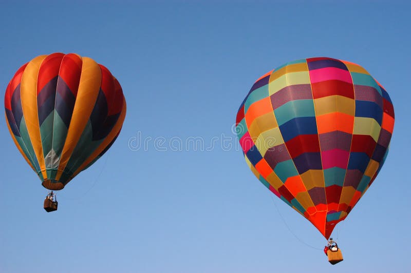 Dos vistoso caliente el aire después despegar sobre el volador circo el aire mostrar caliente el aire globo.