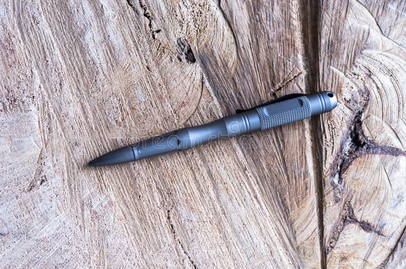 Ballpoint pióro jako narzędzie dla samoobrony Żelazna rękojeść dla uderzać zdjęcie stock Ballpoint pióro jako narzędzie dla samoobrony Żelazna rękojeść dla uderzać zdjęcie stock