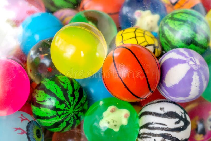 Ballspielwaren und -puppe im Ball stockfoto Ballspielwaren und -puppe im Ball stockfoto