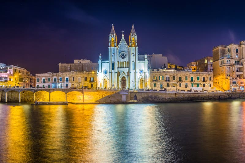 Ballutabaai, Malta - Panorama van de beroemde Kerk van Onze Dame van Onderstel Carmel bij Balluta-'s nachts baai royalty-vrije stock afbeeldingen Ballutabaai, Malta - Panorama van de beroemde Kerk van Onze Dame van Onderstel Carmel bij Balluta-'s nachts baai royalty-vrije stock afbeeldingen