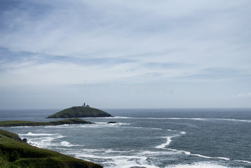 Ballycotton-Insel umgeben durch verärgerte Wellen lizenzfreie stockfotografie Ballycotton-Insel umgeben durch verärgerte Wellen lizenzfreie stockfotografie