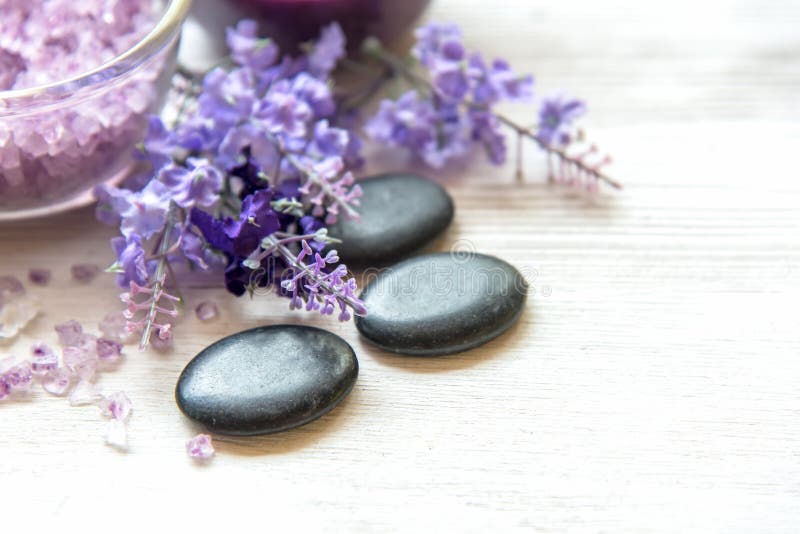 Balneario púrpura del aromatherapy de la lavanda con la sal y tratamiento para el cuerpo El balneario tailandés relaja masaje imagen de archivo Balneario púrpura del aromatherapy de la lavanda con la sal y tratamiento para el cuerpo El balneario tailandés relaja masaje imagen de archivo