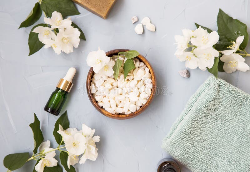 Balneario que fija flatlay con la sal de baño, las flores del jazmín y el bott del aceite foto de archivo Balneario que fija flatlay con la sal de baño, las flores del jazmín y el bott del aceite foto de archivo