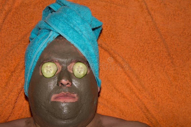 Balneario y facials Máscara gorda divertida del hombre y de la arcilla foto de archivo libre de regalías Balneario y facials Máscara gorda divertida del hombre y de la arcilla foto de archivo libre de regalías