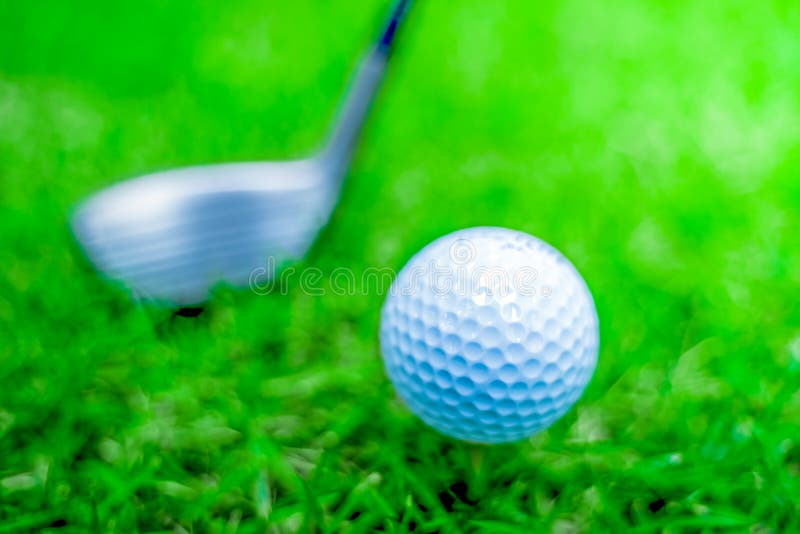 Baloncesto de golf en enfoque suave a la luz del sol con césped verde. amplio paisaje como fondo, parque deportivo para el club d imagen de archivo libre de regalías Baloncesto de golf en enfoque suave a la luz del sol con césped verde. amplio paisaje como fondo, parque deportivo para el club d imagen de archivo libre de regalías