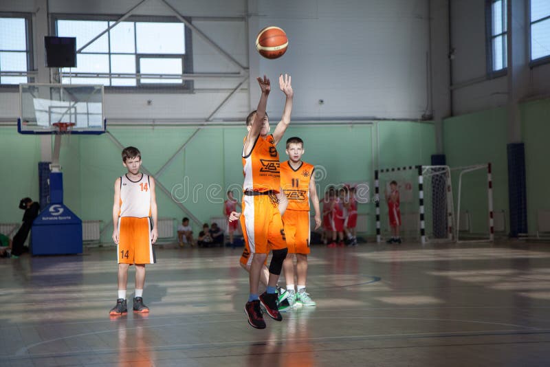 Baloncesto del juego de niños foto de archivo libre de regalías Baloncesto del juego de niños foto de archivo libre de regalías