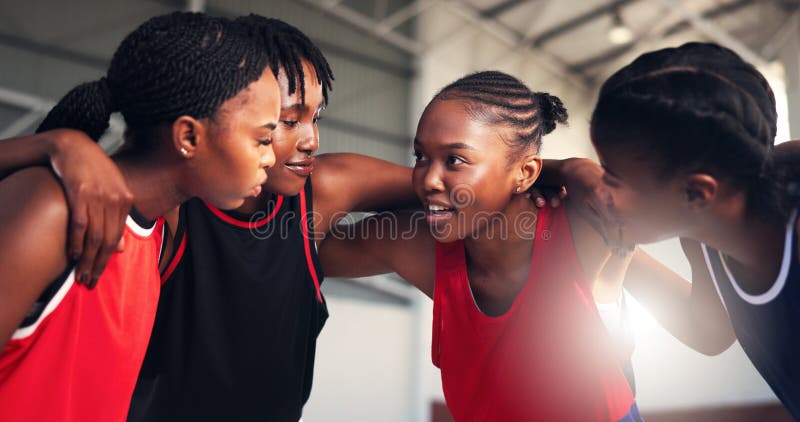 Baloncesto femenino y reunión con el equipo para la estrategia del plan de juego o la colaboración en la corte. Agrupar a las muje fotos de archivo libres de regalías