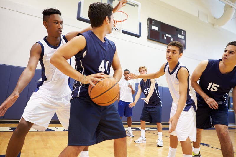 Baloncesto masculino Team Playing Game de la High School secundaria fotografía de archivo libre de regalías