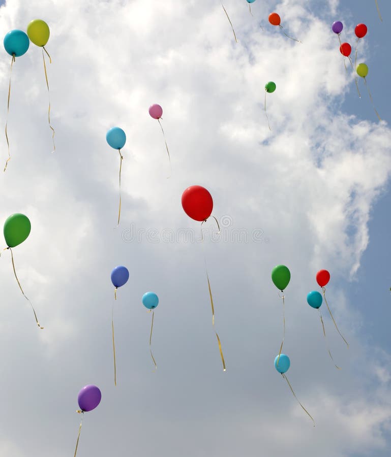 balony na niebieskim niebie z białymi chmurami obrazy royalty free balony na niebieskim niebie z białymi chmurami obrazy royalty free