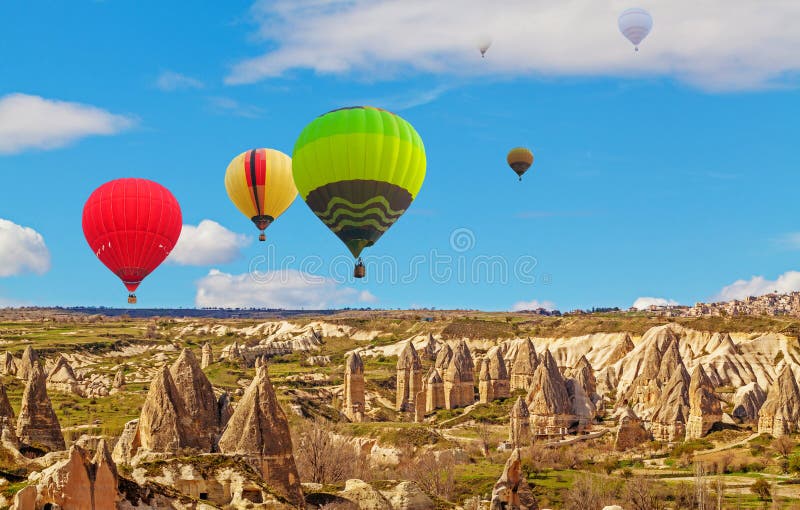 Baloons del aire caliente que vuelan sobre los acantilados de piedra espectaculares en Cappadocia foto de archivo libre de regalías Baloons del aire caliente que vuelan sobre los acantilados de piedra espectaculares en Cappadocia foto de archivo libre de regalías