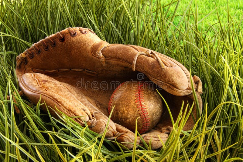 balowa baseballa rękawiczki trawa stara zdjęcie royalty free balowa baseballa rękawiczki trawa stara zdjęcie royalty free