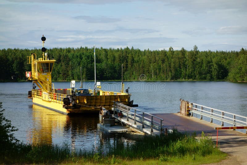 Balsa amarela do cabo através do canal de Kutvele no lago Saimaa, Finlandia imagem de stock Balsa amarela do cabo através do canal de Kutvele no lago Saimaa, Finlandia imagem de stock