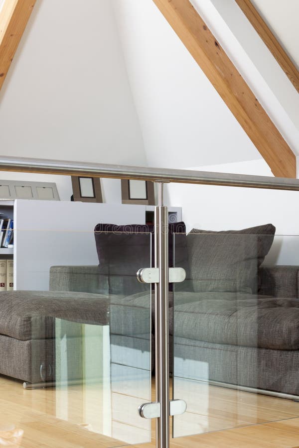 Balustrade de Grey Sofa Behind Metal et en verre images stock Balustrade de Grey Sofa Behind Metal et en verre images stock