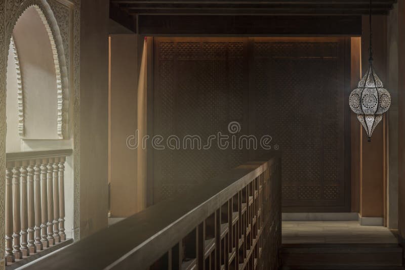 Balustrade din lemn lângă un chioșc și un stil arab royalty free stock photo