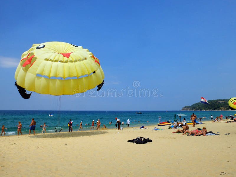 Balão, desenhos animados amarelos brilhantes na praia, mar azul, céu claro, lugar de descanso em Phuket, Tailândia fotografia de stock Balão, desenhos animados amarelos brilhantes na praia, mar azul, céu claro, lugar de descanso em Phuket, Tailândia fotografia de stock