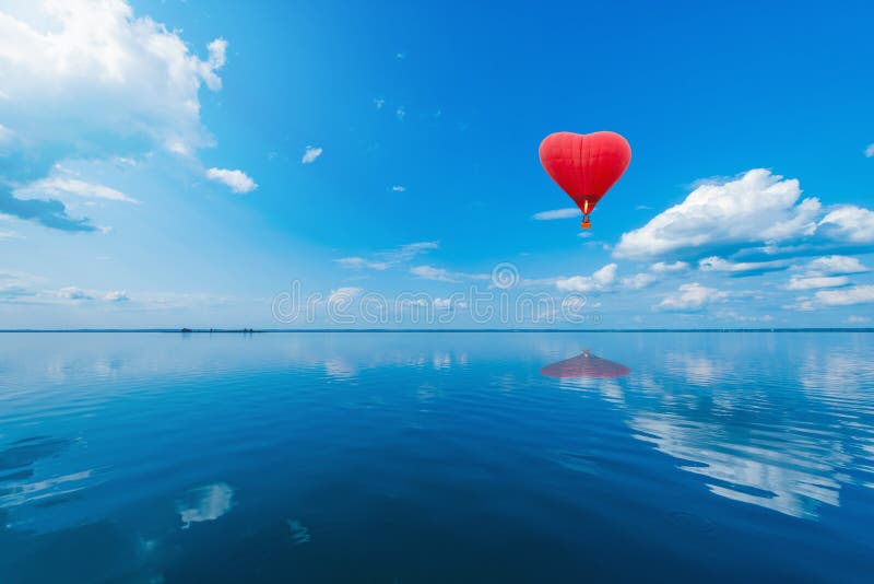 Balón de aire candente en la forma de un corazón imagen de archivo Balón de aire candente en la forma de un corazón imagen de archivo
